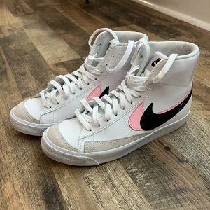 Nike Blazer Mid 77 in Arctic Punch - White, Pink, Black